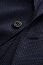 Nahaufnahme des navy/dunkelbraun karierten Boglioli Sakko 'K. Jacket' mit Glencheck-Muster, Knopf und fallendem Revers, Unconstructed Design.