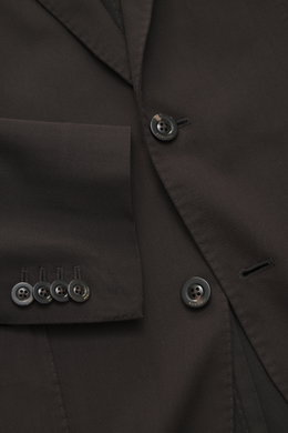 Close-up front view of Boglioli Blazer dark brown made of pure new wool with a soft touch, fine tonal herringbone, Slim Fit, tailored two-button style, notched lapel, classic breast pocket, patch hip pockets, kissing buttons, rear side vents, unconstructe