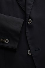 Nahaufnahme eines Boglioli Sakko dark navy aus reiner Schurwolle mit softem Griff, feinem Fischgrat, Slim Fit, zwei Knöpfen, fallendem Revers, Brust- und Hüfttaschen, Kissing Buttons, Seitenschlitzen, Unconstructed Design und zwei Innentaschen.