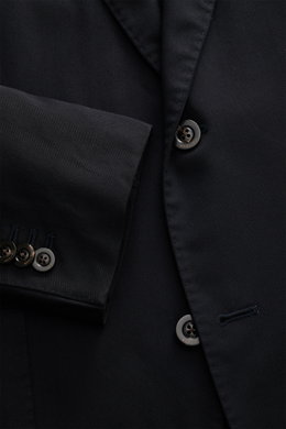 Nahaufnahme eines Boglioli Sakko dark navy aus reiner Schurwolle mit softem Griff, feinem Fischgrat, Slim Fit, zwei Knöpfen, fallendem Revers, Brust- und Hüfttaschen, Kissing Buttons, Seitenschlitzen, Unconstructed Design und zwei Innentaschen.
