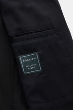 Nahaufnahme des Boglioli Sakko dark navy aus reiner Schurwolle mit softerm Griff, feinem Fischgrat, Slim Fit, tailliertem Zwei-Knopf-Stil.