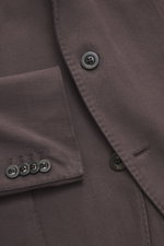 Close-up front view of Boglioli Blazer 'K. Jacket' grey-brown showing tonal herringbone fabric, buttons, and cuff details.

<p>Ideal for business and leisure: With the simple unconstructed blazer 'K. Jacket' by BOGLIOLI made of soft cotton-cashmere blend 