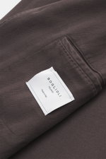 Close-up front-side view of Boglioli Blazer 'K. Jacket' grey-brown showing tonal herringbone cotton-cashmere fabric and label.

<p>Ideal for business and leisure: With the simple unconstructed blazer 'K. Jacket' by BOGLIOLI made of soft cotton-cashmere bl