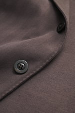 Nahaufnahme des Boglioli Sakko 'K. Jacket' graubraun aus Baumwolle-Cashmere-Mix mit tonalem Fischgrat, Knöpfen und fallendem Revers.