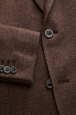 Nahaufnahme des Boglioli Strickblazer braun meliert, seitliche Perspektive, weicher Seiden-Cashmere-Mix, feines Strickbild, Slim Fit, Zwei-Knopf-Stil.