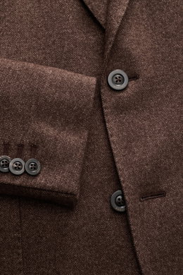 Nahaufnahme des Boglioli Strickblazer braun meliert, seitliche Perspektive, weicher Seiden-Cashmere-Mix, feines Strickbild, Slim Fit, Zwei-Knopf-Stil.