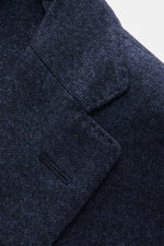 Nahaufnahme des Boglioli Strickblazer navy meliert aus Seiden-Cashmere-Mix, feines Strickbild, weicher Griff, Slim Fit, taillierter Zwei-Knopf-Stil.