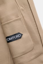 Nahaufnahme des Tom Ford Sakko 'Shelton' beige mit feiner Twillstruktur, weichem Griff und sichtbarem Label, Detailansicht der Innentasche.
