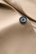 Tom Ford Sakko 'Shelton' beige in Detailaufnahme mit Knopf, feine Twillstruktur, weicher Griff, italienische Schneiderkunst, Woll-Seide-Mix, Slim Fit.