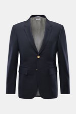 Frontale Nahaufnahme des Thom Browne Sakko navy, maritim monochrom mit tailliertem Drei-Knopf-Stil aus reiner Wolle, goldenen Kissing Buttons und gestreiftem Innenfutter.