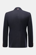 Rückansicht des maritimen Thom Browne Sakko navy aus reiner Wolle mit tailliertem Drei-Knopf-Stil und goldfarbenen Kissing Buttons.
