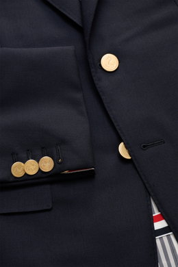 Nahaufnahme von Thom Browne Sakko navy aus reiner Wolle mit goldfarbenen Kissing Buttons, fallendem Revers und Ripsband-Tricolore, Slim Fit.