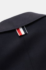 Nahaufnahme des fallenden Revers vom Thom Browne Sakko navy aus reiner Wolle mit Tricolore-Ripsband, aufgenommen von oben.