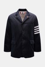 Thom Browne Daunenjacke navy, Frontansicht, Regular Fit Sakko mit Daunenfüllung, vier Knöpfe, fallendes Revers, drei Taschen, Armbündchen mit Knöpfen.