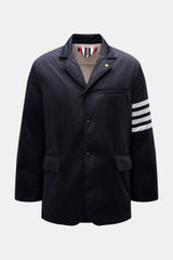 Thom Browne Daunenjacke navy, Frontansicht, Regular Fit Sakko mit Daunenfüllung, vier Knöpfe, fallendes Revers, drei Taschen, Armbündchen mit Knöpfen.