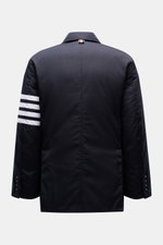 Thom Browne Daunenjacke navy, Rückansicht, Sakko-Silhouette mit wärmender Daunenfüllung, vier Knöpfe am Ärmel, Tricolore-Ripsband am Kragen, weiße Streifen am Arm.