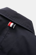 Thom Browne Daunenjacke navy, Detailansicht von hinten oben, hochwertige Microfaser, wärmende Daunenfüllung, Ripsband in Tricolore am Kragen.