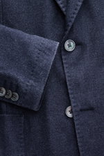 Nahaufnahme des Windsor Sakko 'Manolo' graublau aus feinster Wolle mit Seide, Slim Fit, fallendem Revers und Kissing Buttons, seitlich fotografiert.