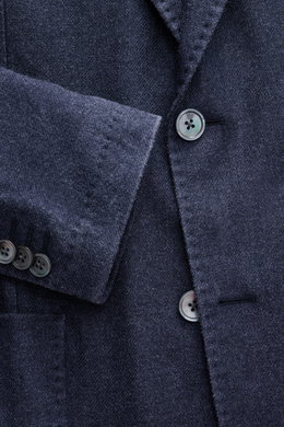 Nahaufnahme des Windsor Sakko 'Manolo' graublau aus feinster Wolle mit Seide, Slim Fit, fallendem Revers und Kissing Buttons, seitlich fotografiert.