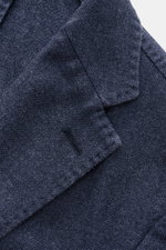 Windsor Sakko 'Manolo' graublau, Nahaufnahme von Revers und Ärmel, feines Woll-Seidengewebe, softer Griff, Slim Fit, zwei Knöpfe, klassisch.