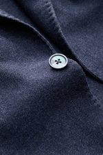 Windsor Sakko 'Manolo' graublau in Nahaufnahme von Knopf und Stoff, weiches Gewebe aus Wolle und Seide, Slim Fit, Unconstructed Design.