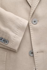 Windsor Sakko 'Manolo' beige in Nahaufnahme von vorne, feine Woll-Seiden-Mischung, Slim Fit, fallendes Revers, Kissing Buttons sichtbar.