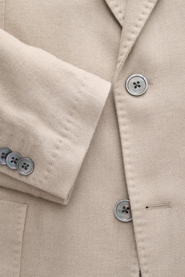 Windsor Sakko 'Manolo' beige in Nahaufnahme von vorne, feine Woll-Seiden-Mischung, Slim Fit, fallendes Revers, Kissing Buttons sichtbar.