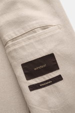 Nahaufnahme des Innenfutter-Labels und der Taschenöffnung des Windsor Sakko 'Manolo' beige aus Wolle und Seide, weicher Griff, Slim Fit, Unconstructed Design.