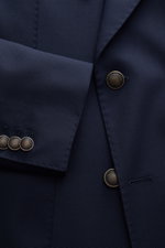 Nahaufnahme des Windsor Merino Sakko 'Salernos' navy von schräg oben, zweireihig mit drei Kissing Buttons, reine Merinowolle, Slim Fit.
