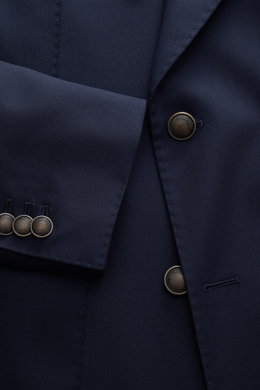 Nahaufnahme des Windsor Merino Sakko 'Salernos' navy von schräg oben, zweireihig mit drei Kissing Buttons, reine Merinowolle, Slim Fit.