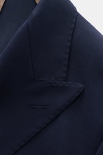 Nahaufnahme des Spitzrevers vom Windsor Merino Sakko 'Salernos' navy, zweireihiger Drei-Knopf-Stil aus reiner Merinowolle.