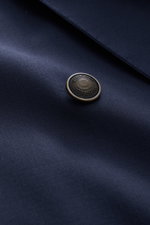 Nahaufnahme des navyfarbenen Windsor Merino Sakko 'Salernos' Buttons auf hochwertiger Merinowolle, weicher Griff, Slim Fit.