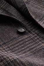Close-up front view of Cesare Attolini Cashmere Blazer taupe/dark brown checked showing button and textured Glencheck pattern in pure cashmere.

<p>Indulge in luxury from CESARE ATTOLINI: This timeless blazer is exclusively made in Italy and features a cl