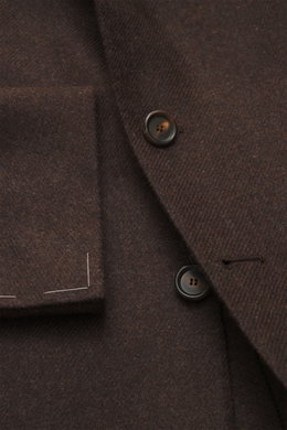 Close-up front view of the Cesare Attolini Cashmere Blazer Dark Brown Mélange showing buttons, notched lapel, and pocket details. Indulge in luxury from CESARE ATTOLINI: This timeless blazer is made in Italy from pure, finest cashmere – a masterpiece that