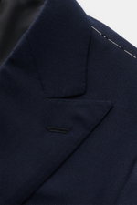 Close-up front-side view of the Cesare Attolini Cashmere Blazer navy showing the notched lapel and stitching details on pure cashmere fabric.

<p>Treat yourself to luxury with CESARE ATTOLINI: This double-breasted blazer was made in Italy from pure, fines