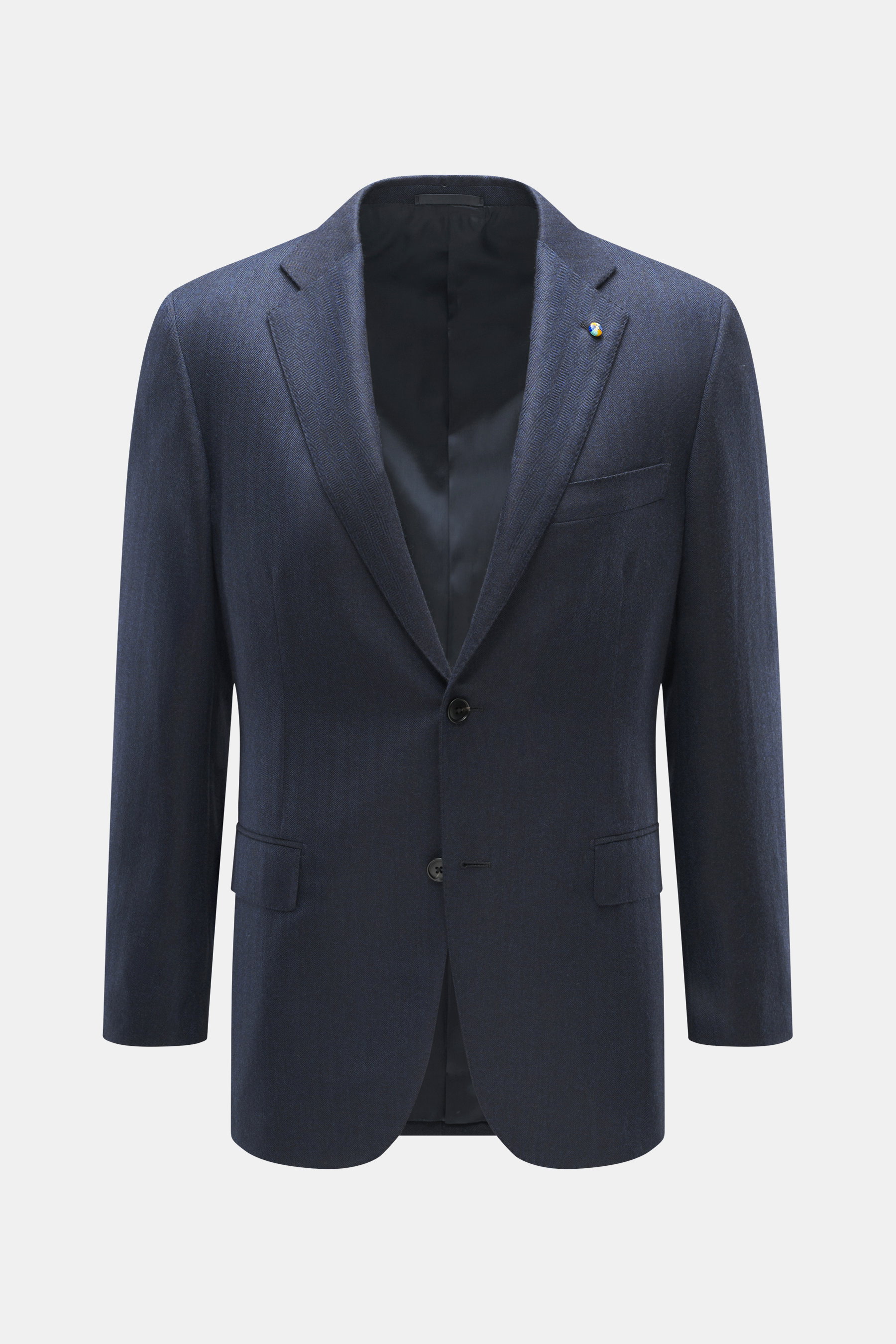 Belvest Cashmere Sakko navy frontal fotografiert, Slim Fit, reiner Cashmere, weicher Griff, tonales Fischgrat, taillierter Zwei-Knopf-Stil, fallendes Revers mit Pin, Brusttasche, Hüfttaschen mit Patte, unfertige Ärmelabschlüsse, Seitenschlitze hinten, ges