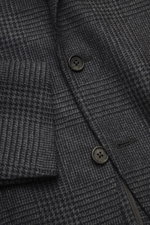 Belvest Cashmere Blazer gray/anthracite checkered close-up from front showing button and fabric texture. Super soft material quality combines BELVEST in this blazer with a timeless look in a tailored two-button style and subtle Prince-of-Wales pattern – t