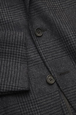 Belvest Cashmere Blazer gray/anthracite checkered close-up from front showing button and fabric texture. Super soft material quality combines BELVEST in this blazer with a timeless look in a tailored two-button style and subtle Prince-of-Wales pattern – t