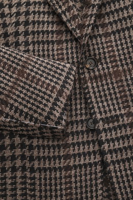 Close-up front view of Stile Latino Blazer 'Vincenzo' taupe/black checkered with coarse houndstooth weave, wool-alpaca-silk blend, three buttons, notched lapel, and patch pockets. The classic blazer 'Vincenzo' by STILE LATINO imparts a distinctly Italian 