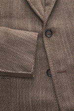 Close-up front view of the Stile Latino Blazer 'Vincenzo' beige/dark brown patterned showcasing soft wool-alpaca herringbone fabric, buttons, and patch pocket.

<p>The classic 'Vincenzo' blazer by STILE LATINO exudes Italian character to a high degree: th