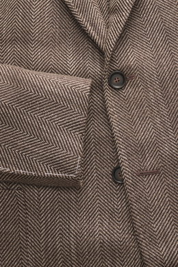 Close-up front view of the Stile Latino Blazer 'Vincenzo' beige/dark brown patterned showcasing soft wool-alpaca herringbone fabric, buttons, and patch pocket.

<p>The classic 'Vincenzo' blazer by STILE LATINO exudes Italian character to a high degree: th