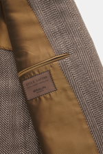 Close-up side view of the Stile Latino Blazer 'Vincenzo' beige/dark brown patterned wool-alpaca blend fabric with golden silk lining and label.

Description: 
<p>The classic 'Vincenzo' blazer by STILE LATINO exudes Italian character to a high degree: the 