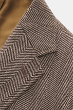 Close-up front angled view of Stile Latino Blazer 'Vincenzo' beige/dark brown patterned with herringbone weave and soft wool-alpaca blend fabric.

<p>The classic 'Vincenzo' blazer by STILE LATINO exudes Italian character to a high degree: the fabric made 