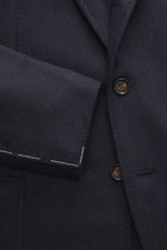Close-up front view of the navy and black herringbone patterned Stile Latino Sakko 'Vincenzo' showing the fabric texture, button, and lapel details. Spürbaren Luxus präsentiert STILE LATINO mit seinem edlen Sakko 'Vincenzo' in einer Materialkomposition au