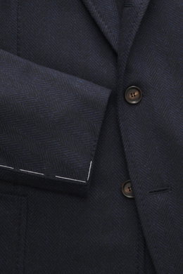 Close-up front view of the navy and black herringbone patterned Stile Latino Sakko 'Vincenzo' showing the fabric texture, button, and lapel details. Spürbaren Luxus präsentiert STILE LATINO mit seinem edlen Sakko 'Vincenzo' in einer Materialkomposition au