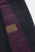 Close-up view of the inside pocket and fabric label of the Stile Latino Sakko 'Vincenzo' navy/schwarz gemustert, showing the luxurious cashmere-wool herringbone pattern and purple lining.

Additional description: <p>Spürbaren Luxus präsentiert STILE LATIN