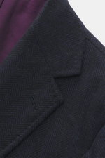 Close-up front view of Stile Latino Sakko 'Vincenzo' navy/schwarz gemustert with herringbone pattern, showing wool-cashmere fabric and purple lining. Spürbaren Luxus präsentiert STILE LATINO mit seinem edlen Sakko 'Vincenzo' in einer Materialkomposition a