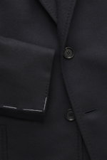 Stile Latino Sakko 'Vincenzo' dark navy meliert aus Lammwolle und Cashmere, Slim Fit, Nahaufnahme von Revers und Knöpfen, edler Luxus.