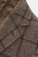 Close-up view of the lapel and inner lining of the Stile Latino Blazer 'Vincenzo' brown/dark brown checkered, showcasing the coarse wool, silk, and alpaca fabric with a check weave pattern and soft touch.

<p>The classic 'Vincenzo' blazer by STILE LATINO 