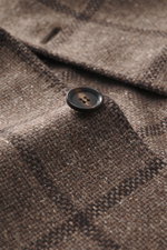 Close-up front view of the Stile Latino Blazer 'Vincenzo' brown/dark brown checkered showing a textured button and coarse check pattern fabric. The classic 'Vincenzo' blazer by STILE LATINO exudes Italian character in every way: the fabric made of wool, s